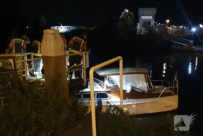 Brandweer redt boot van kapseizen