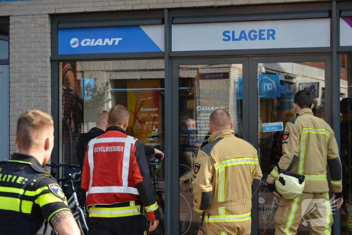 Doorgebrande compressor veroorzaakt hinderlijke lucht in fietsenwinkel