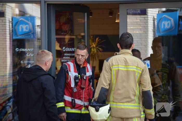 Doorgebrande compressor veroorzaakt hinderlijke lucht in fietsenwinkel