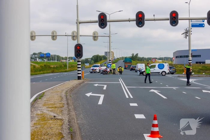 Politiemotor en bestelbus botsen bij Foodcourt