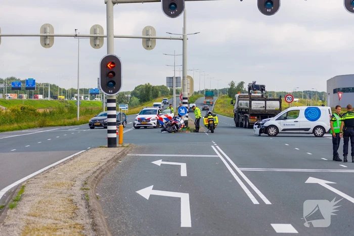 Politiemotor en bestelbus botsen bij Foodcourt