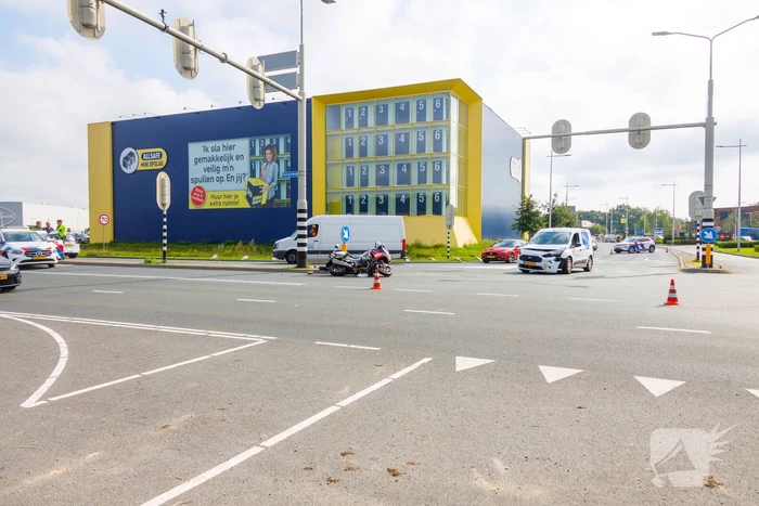 Politiemotor en bestelbus botsen bij Foodcourt
