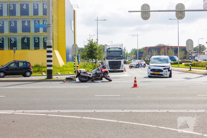 Politiemotor en bestelbus botsen bij Foodcourt