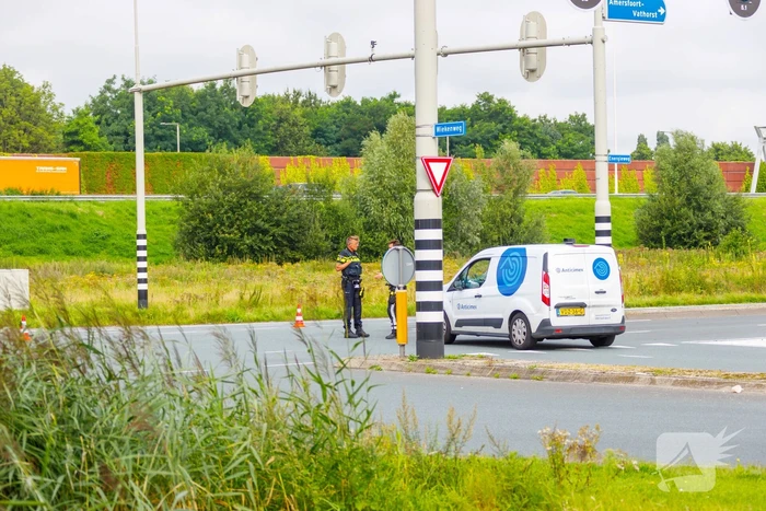 Politiemotor en bestelbus botsen bij Foodcourt