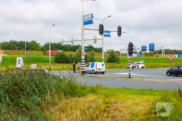 Politiemotor en bestelbus botsen bij Foodcourt