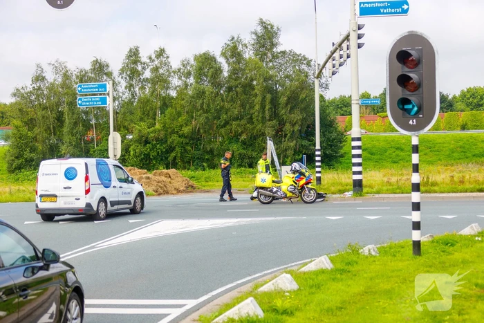 Politiemotor en bestelbus botsen bij Foodcourt