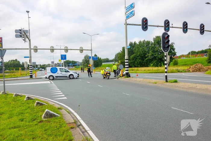 Politiemotor en bestelbus botsen bij Foodcourt