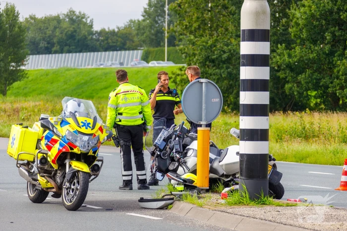 Politiemotor en bestelbus botsen bij Foodcourt