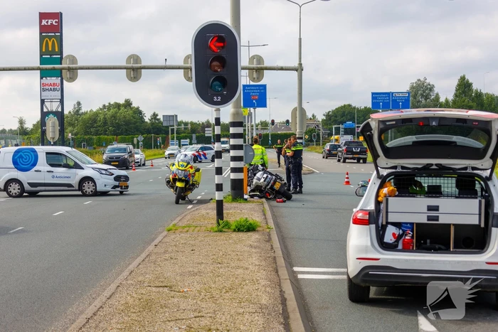 Politiemotor en bestelbus botsen bij Foodcourt