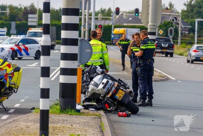 Politiemotor en bestelbus botsen bij Foodcourt