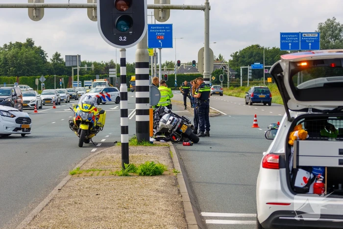 Politiemotor en bestelbus botsen bij Foodcourt