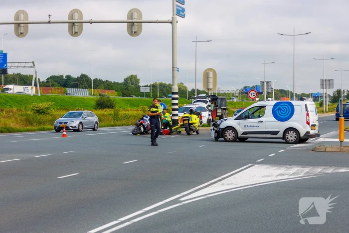 Politiemotor en bestelbus botsen bij Foodcourt