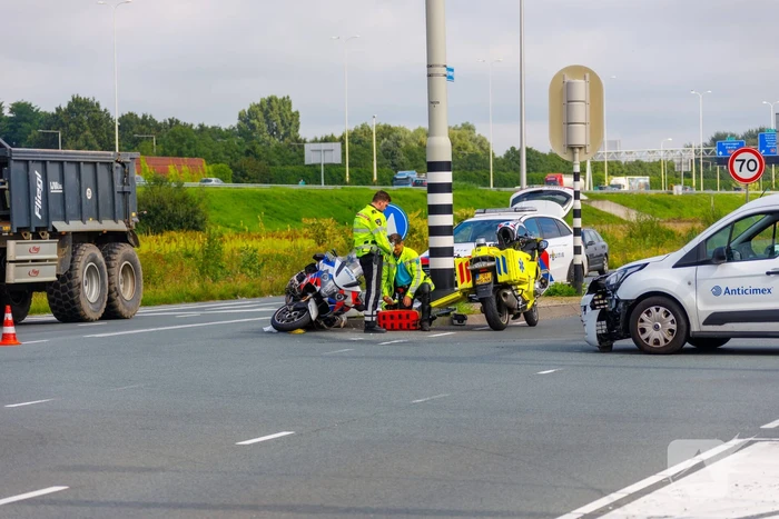 Politiemotor en bestelbus botsen bij Foodcourt