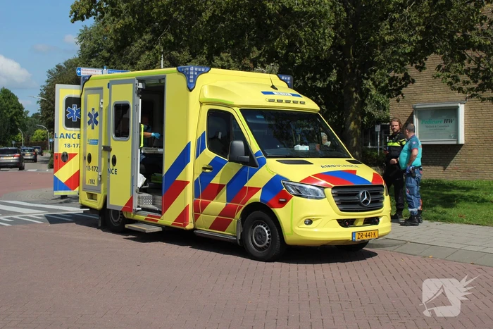 Man botst met scootmobiel op paal bij bushalte