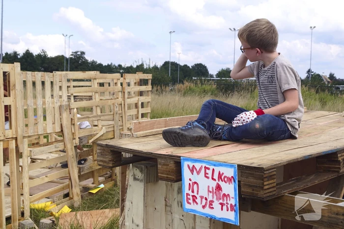 Kinderen timmeren hun eigen hutten