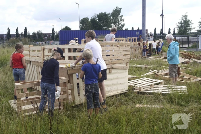Kinderen timmeren hun eigen hutten