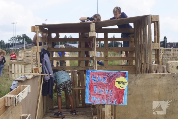 Kinderen timmeren hun eigen hutten