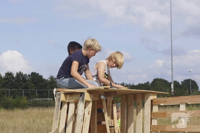 Kinderen timmeren hun eigen hutten