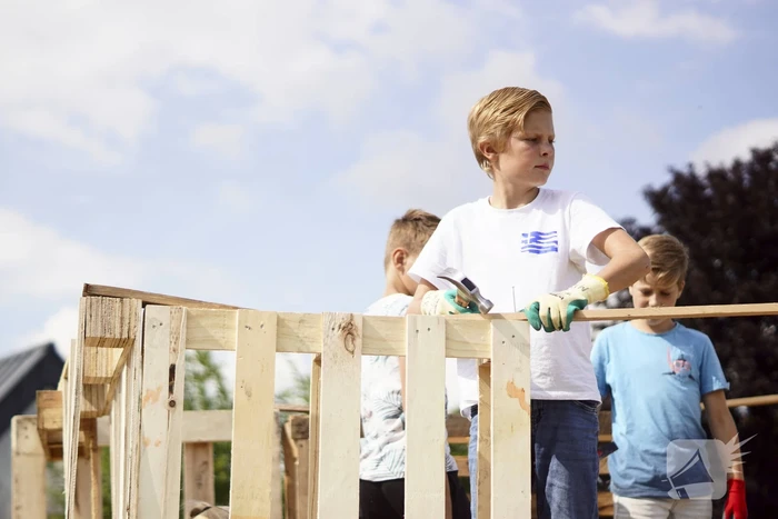 Kinderen timmeren hun eigen hutten