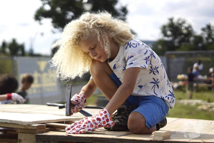 Kinderen timmeren hun eigen hutten