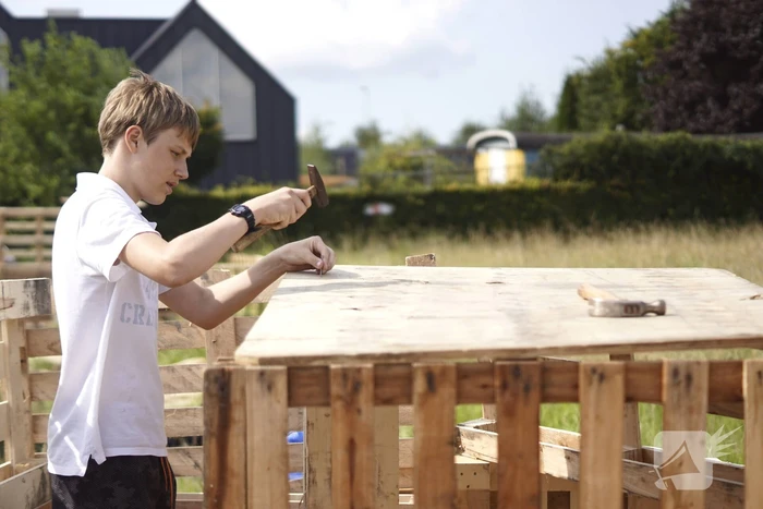 Kinderen timmeren hun eigen hutten