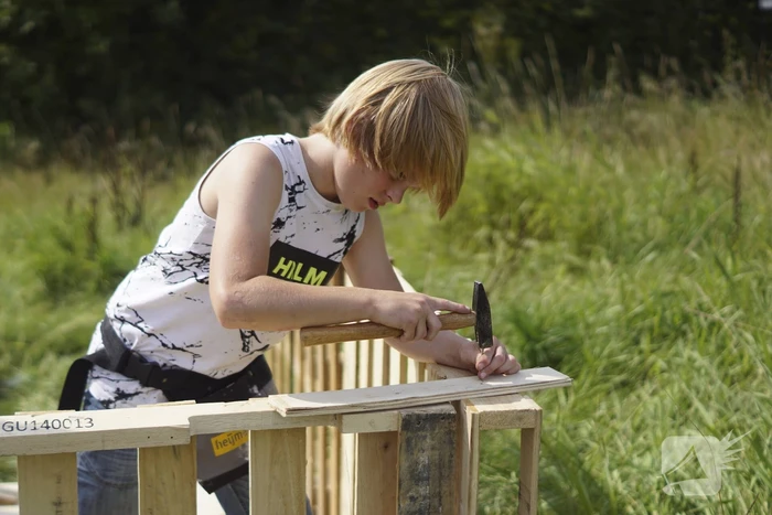 Kinderen timmeren hun eigen hutten