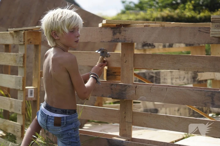 Kinderen timmeren hun eigen hutten