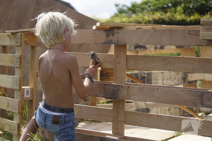 Kinderen timmeren hun eigen hutten