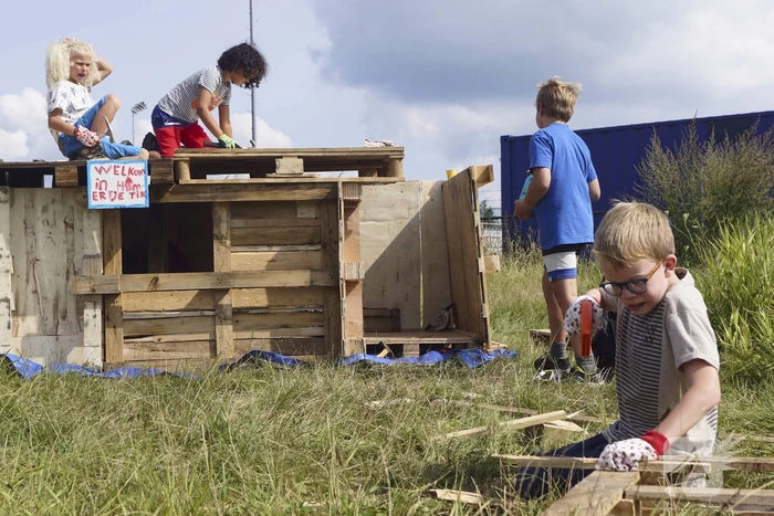 Kinderen timmeren hun eigen hutten