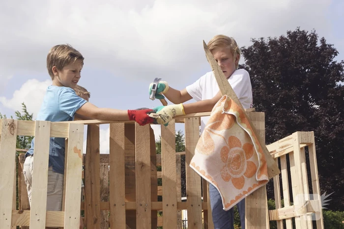 Kinderen timmeren hun eigen hutten
