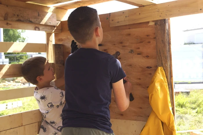 Kinderen timmeren hun eigen hutten