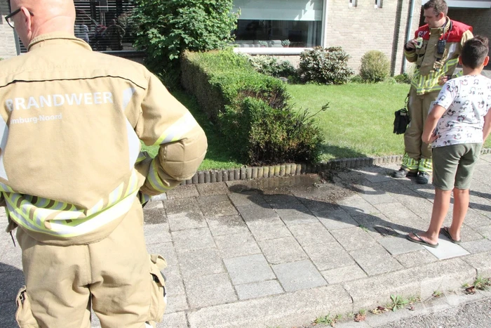 Jongeman 11-jaar blust brand in struiken na onkruid weg branden