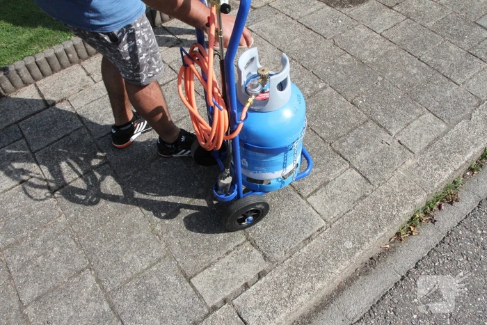 Jongeman 11-jaar blust brand in struiken na onkruid weg branden