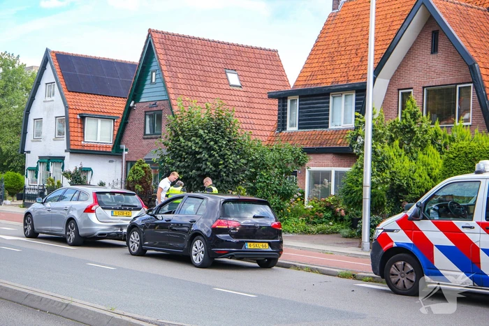 Personenauto's in botsing voor verkeerslicht