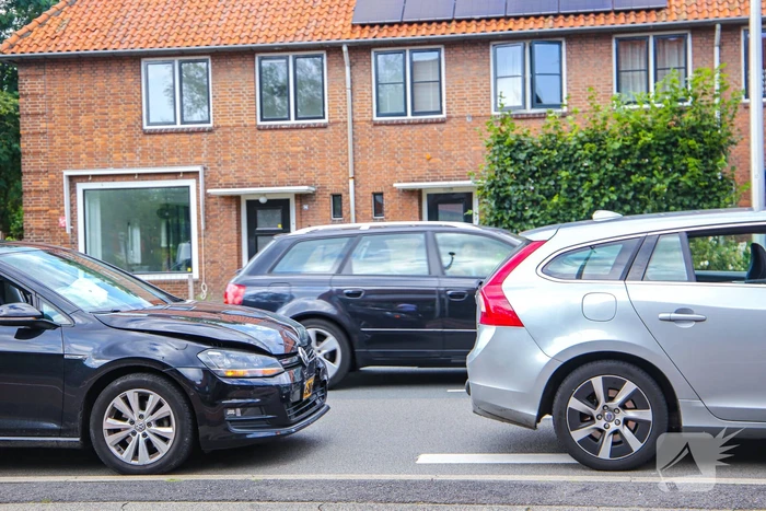 Personenauto's in botsing voor verkeerslicht