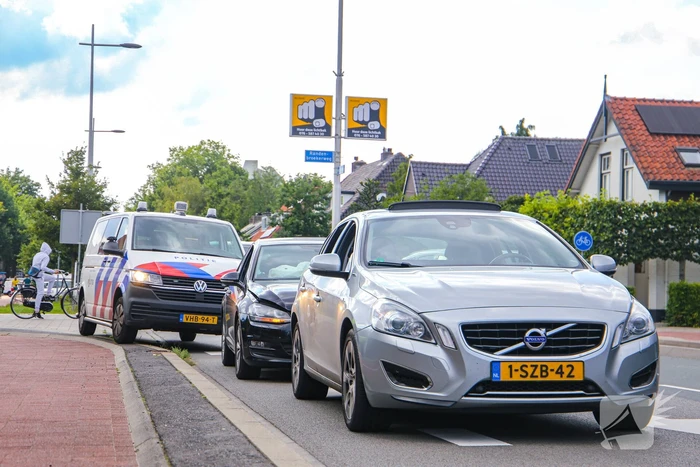 Personenauto's in botsing voor verkeerslicht