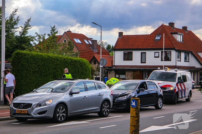 Personenauto's in botsing voor verkeerslicht