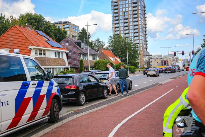 Personenauto's in botsing voor verkeerslicht