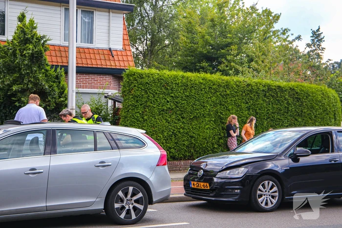 Personenauto's in botsing voor verkeerslicht