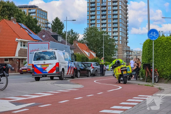 Personenauto's in botsing voor verkeerslicht