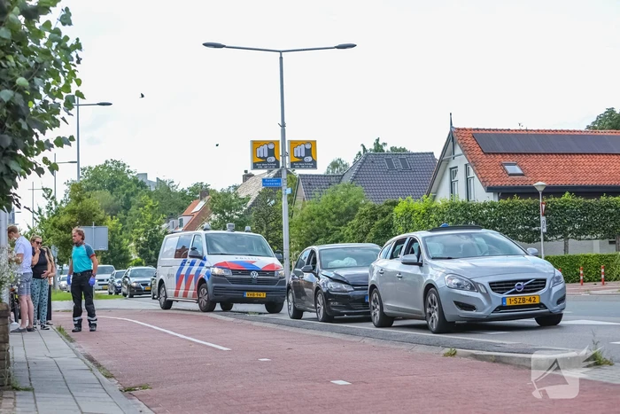Personenauto's in botsing voor verkeerslicht