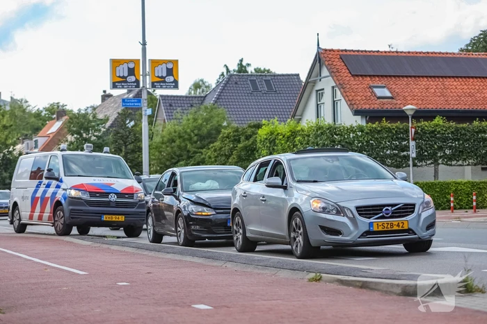 Personenauto's in botsing voor verkeerslicht