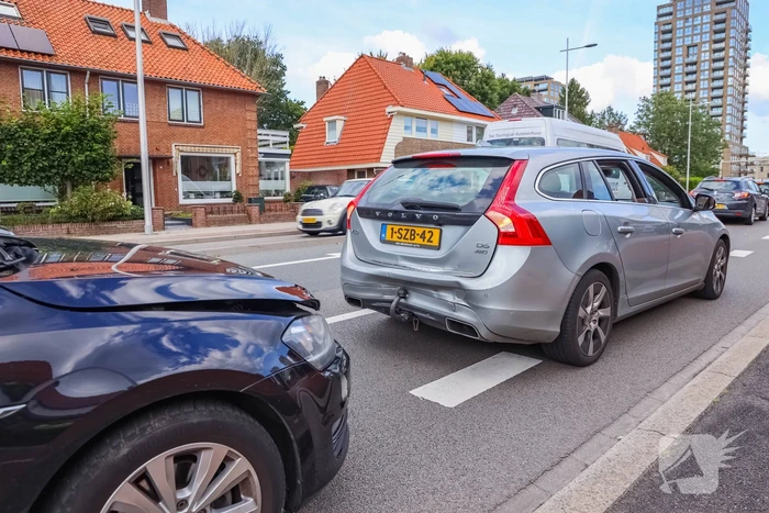 Personenauto's in botsing voor verkeerslicht