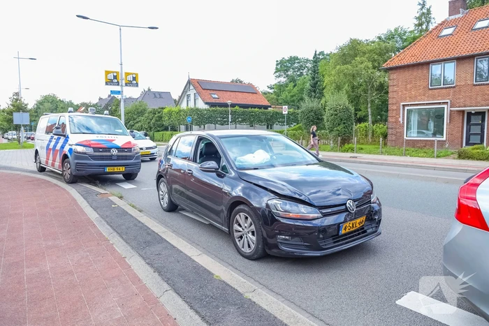 Personenauto's in botsing voor verkeerslicht