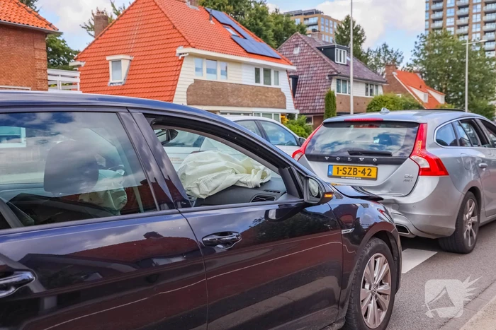 Personenauto's in botsing voor verkeerslicht