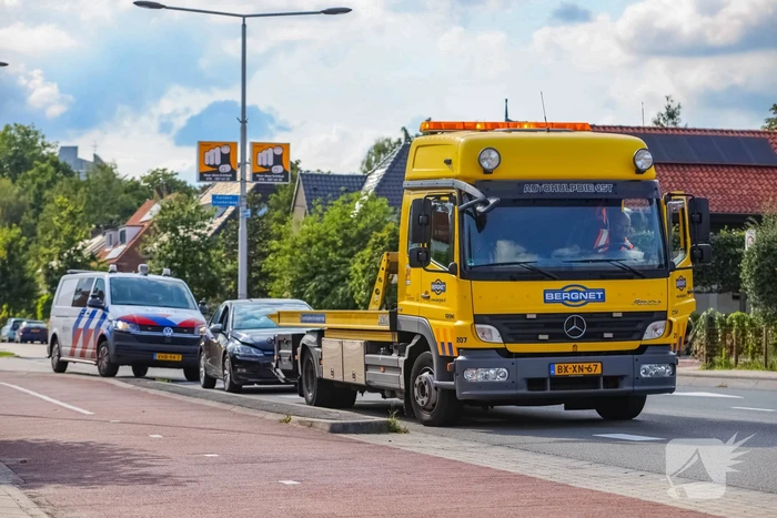 Personenauto's in botsing voor verkeerslicht