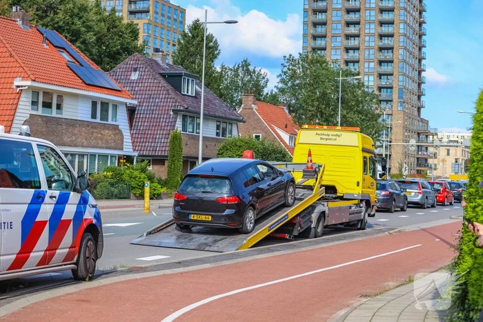 Personenauto's in botsing voor verkeerslicht