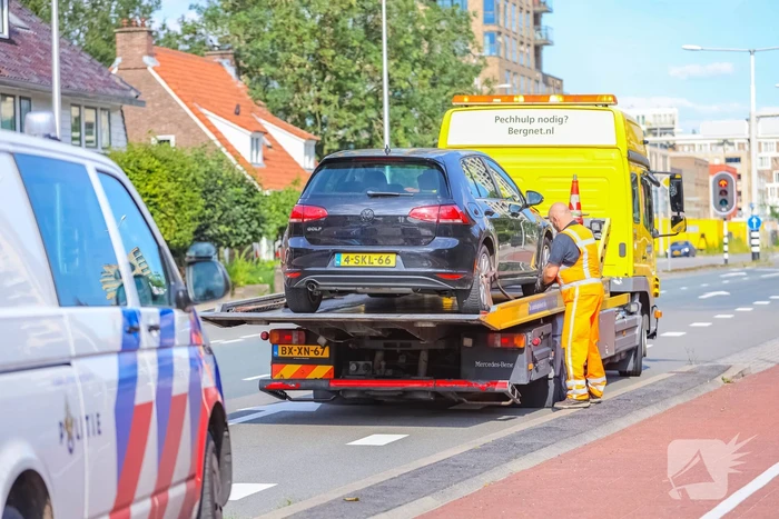 Personenauto's in botsing voor verkeerslicht