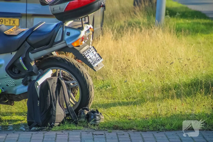 Motor verliest kentekenplaat tijdens aanrijding