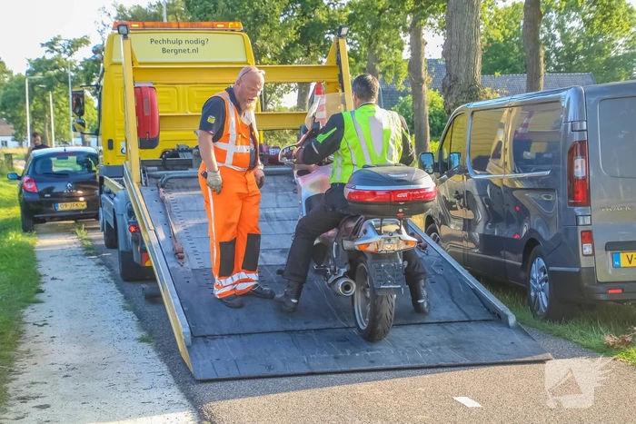 Motor verliest kentekenplaat tijdens aanrijding